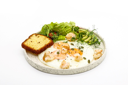 Яйца с обжаренными креветками