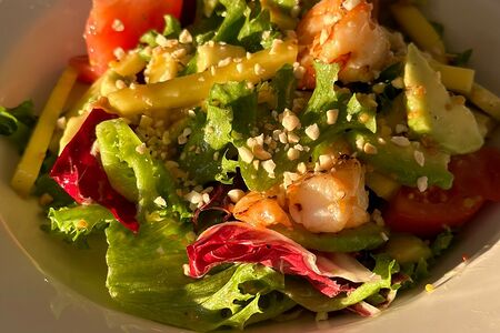 Салат с манго и тигровыми креветками