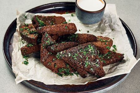 Бородинские гренки с соусом блю чиз