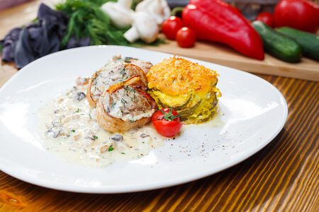 Свиные медальоны в беконе