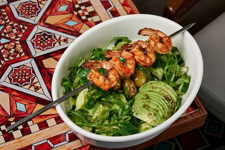 Зеленый салат с креветками