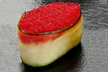 Гункан в огурце с тобико