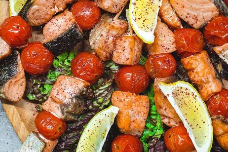 Семга на шпажке с помидорами черри