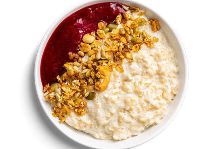 Овсяная каша с гранолой и брусничным вареньем