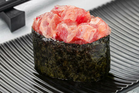 Гункан спайси тунец 1 шт