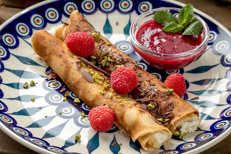 Блинчики с творогом, шоколадом и ягодами