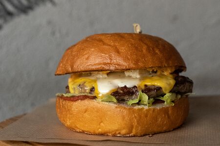 Бургер Сырная прелесть с мраморной говядиной