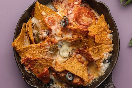 Запечённые начос с пеперони и халапеньо