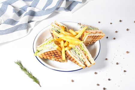 Клаб-сэндвич с маринованной корюшкой