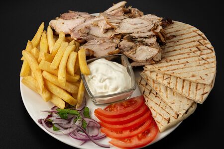 Гиро на тарелке с курицей