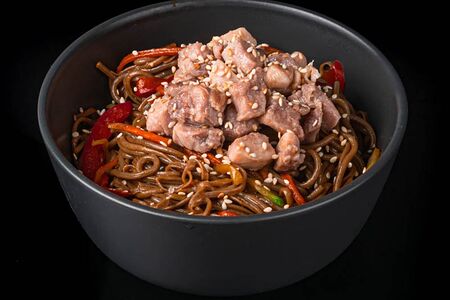 Соба гречневая с курицей в соусе терияки