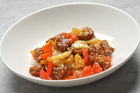 Свинина по-китайски с ананасом, жареный перцем и рисом