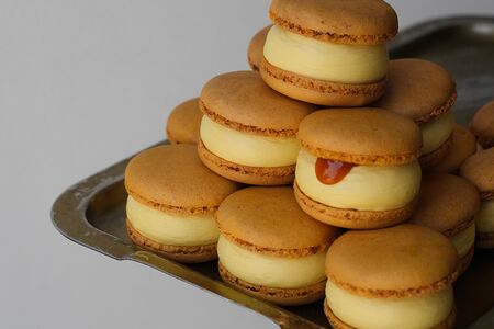 Макарон Белый шоколад с облепихой