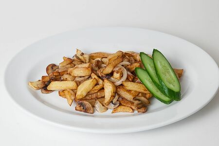 Картофель, жаренный с грибами и луком