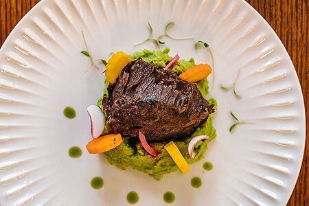 Говядина со шпинатно-картофельным пюре