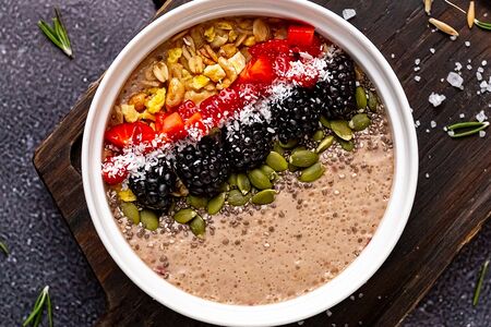 Смузи-боул с клубникой и ежевикой