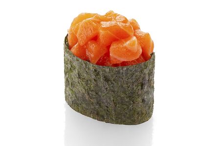 Гункан с лососем