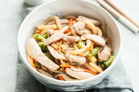 Вок удон с курицей и овощами