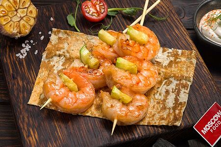 Мини-шашлычки из тигровых креветок