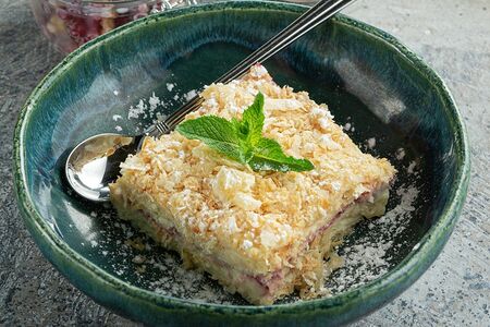 Наполеон с малиново-мятным соусом