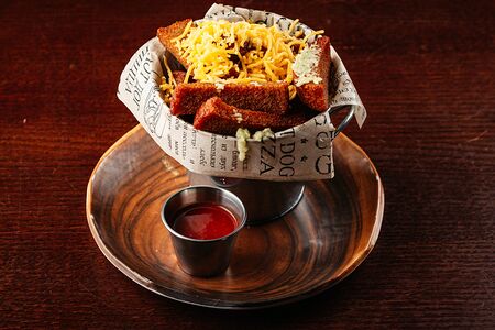 Гренки с чесноком и сыром