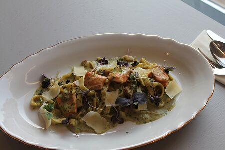 Паста с форелью, белыми грибами в соусе из сливок и шпината