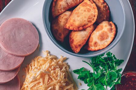 Чебуречки с ветчиной и сыром