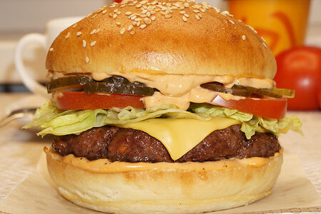 Биг Тейсти огурец Чизбургер