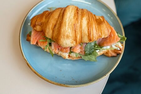 Круассан с форелью