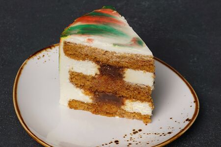 Торт морковный с соленой карамелью