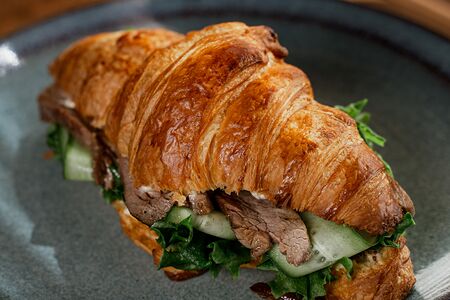 Круассан с ростбифом