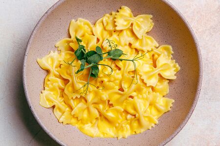 Бабочки в сливочно-сырном соусе