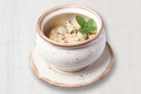 Куриные потрошка томленые со сметаной и грибами