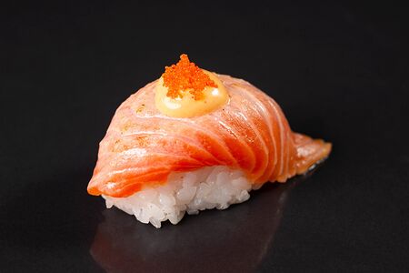Суши с опаленным лососем и икрой тобико 
