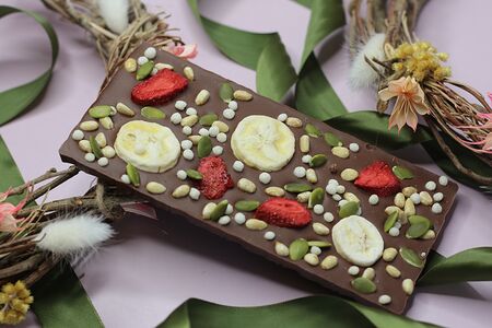Молочный шоколад с бананом, клубникой и кедровыми орехами