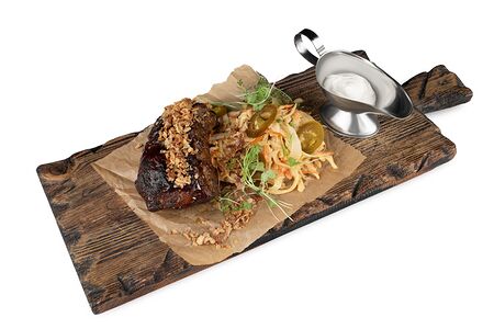 Ребра BBQ с салатом Коул Слоу