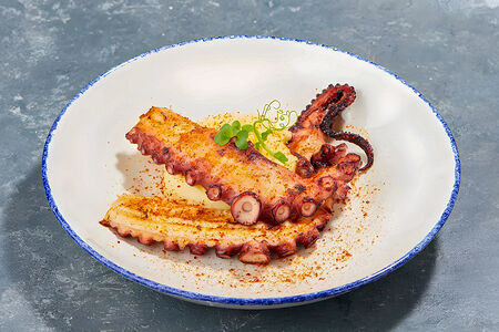 Запеченный осьминог с картофельным пюре