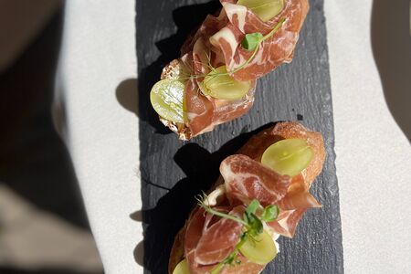 Багет с вяленым мясом, виноградом и крем-сыром из горгонзолы