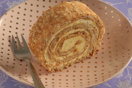 Рулет с заварным кремом и грецким орехом