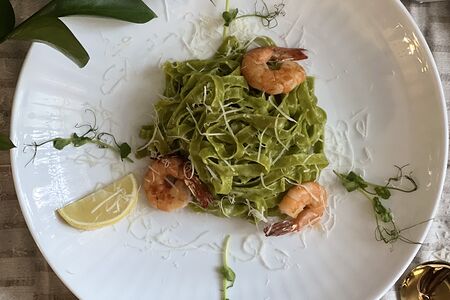 Тальятелле со шпинатом и креветками 