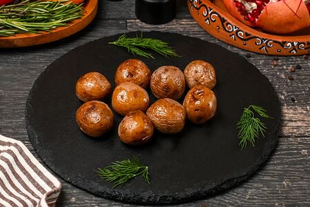 Молодой картофель на углях