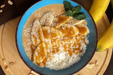 Рисовая каша с бананом, арахисовой пастой и карамелью