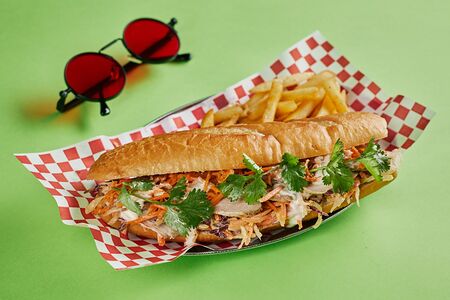 Вьетнамский сэндвич Бан-ми с ростбифом, овощами, имбирным соусом, картофелем фри