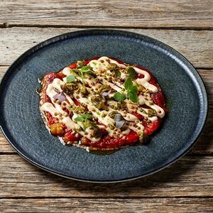 Карпаччо из печеного маринованного перца и соусом из тунца