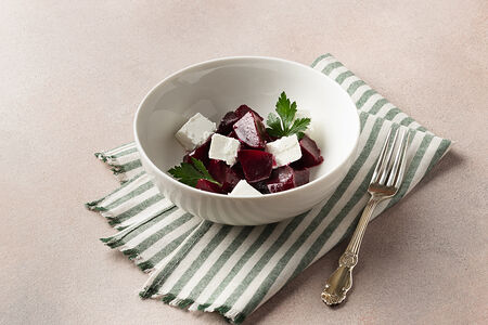 Салат с печёной свёклой и фетой