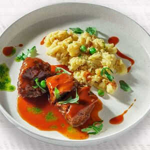 Телячьи щечки с мятым картофелем