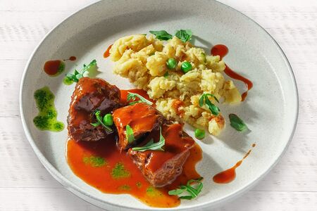 Телячьи щечки с мятым картофелем