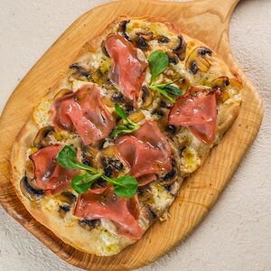 Пицца с ветчиной из индейки и грибами