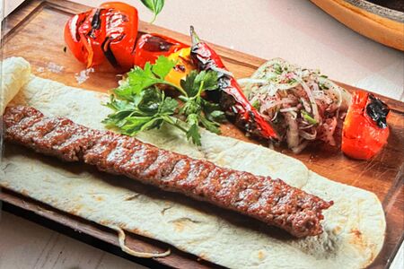 Фирменный кебаб из курицы с овощами