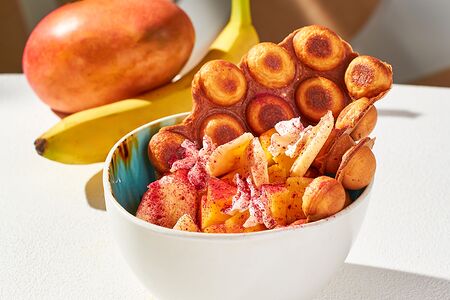 Гонконгская вафля с манго, бананом и взбитыми сливками